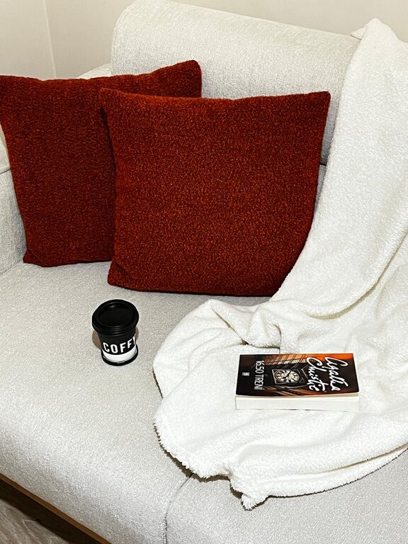 Cum să creezi un colț de lectură confortabil acasă